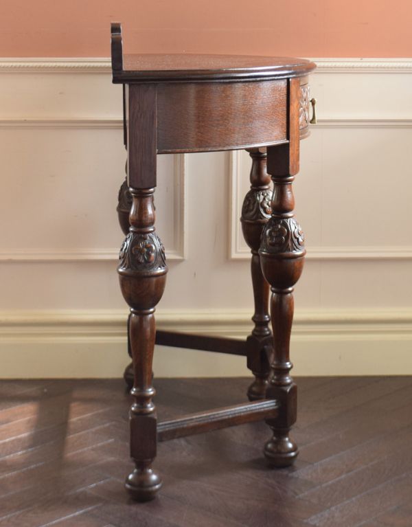 ロイドテーブル アンティーク家具 イギリス輸入のアンティーク家具、お花の彫りが刻まれたコンソールテーブル。サイドはこんなにスッキリ!場所を取らないので使いやすいです。(k-1329-f)