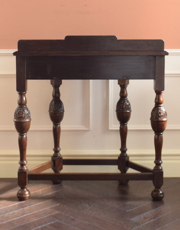 ロイドテーブル アンティーク家具 イギリス輸入のアンティーク家具、お花の彫りが刻まれたコンソールテーブル。きちんとメンテナンスしてあるので、裏側もキレイです。(k-1329-f)