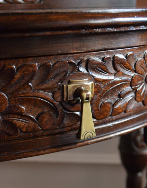 ロイドテーブル アンティーク家具 イギリス輸入のアンティーク家具、お花の彫りが刻まれたコンソールテーブル。引き出しの取っ手です。(k-1329-f)