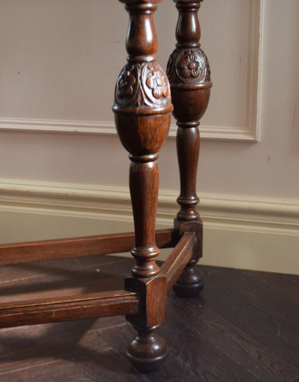 ロイドテーブル アンティーク家具 イギリス輸入のアンティーク家具、お花の彫りが刻まれたコンソールテーブル。美しい脚がしっかりテーブルを支えます。(k-1329-f)