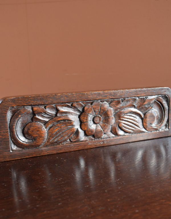 ロイドテーブル アンティーク家具 イギリス輸入のアンティーク家具、お花の彫りが刻まれたコンソールテーブル。センターには大ぶりのお花が刻まれています。(k-1329-f)