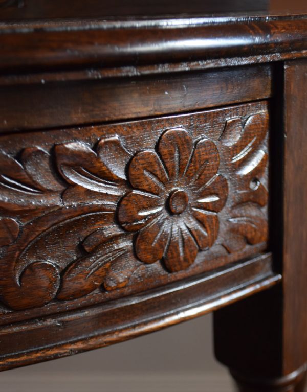 ロイドテーブル アンティーク家具 イギリス輸入のアンティーク家具、お花の彫りが刻まれたコンソールテーブル。可愛らしいお花の装飾。(k-1329-f)