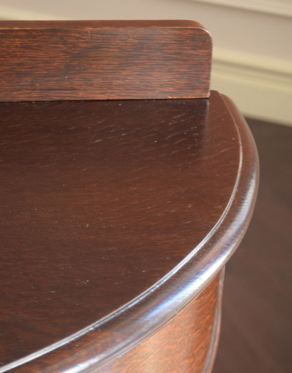 ロイドテーブル アンティーク家具 イギリス輸入のアンティーク家具、お花の彫りが刻まれたコンソールテーブル。木目も落ち着いていて、しっとりとした大人のカラーです。(k-1329-f)