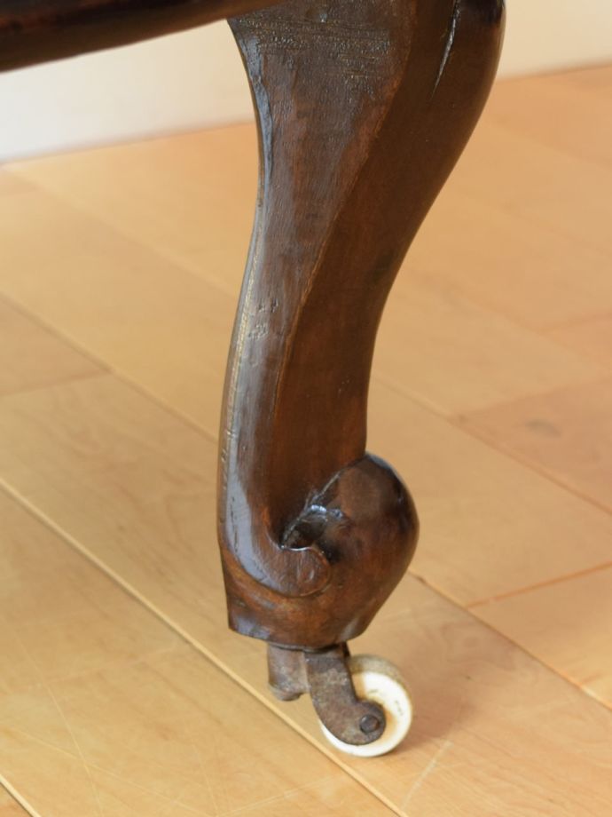 脚先にはキャスターが