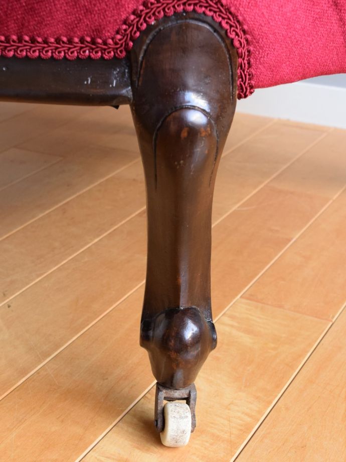 脚先にはキャスターが