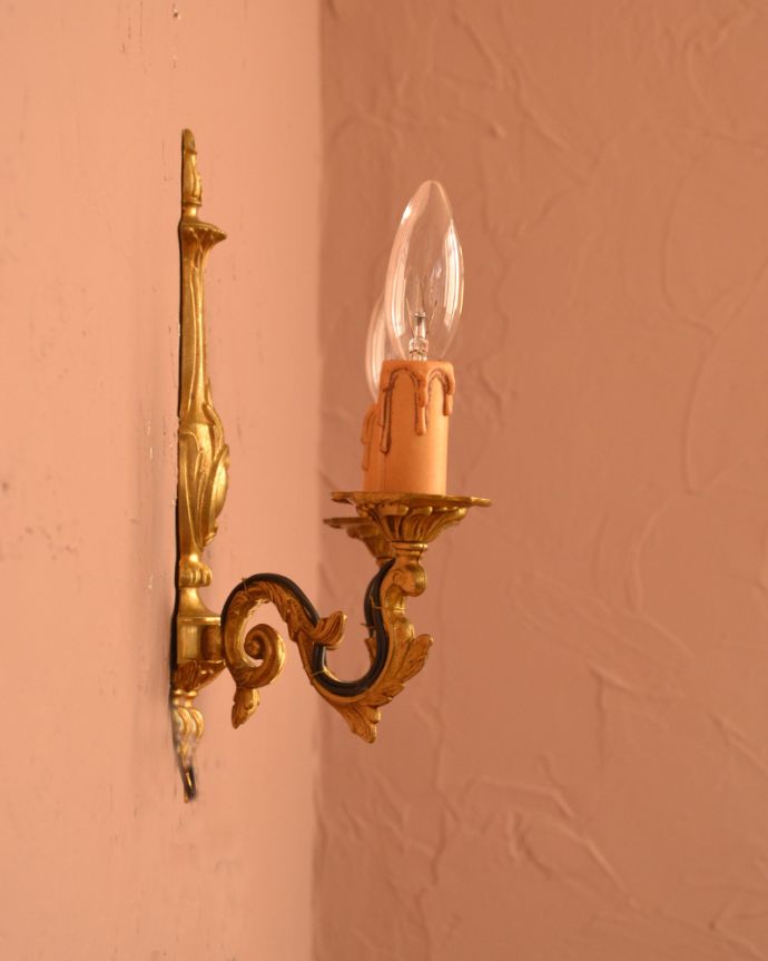 壁付けブラケット　照明・ライティング　フランスのアンティーク壁付け照明、２灯タイプのウォールランプ（シャンデリア球付き）。。(k-1332-z)