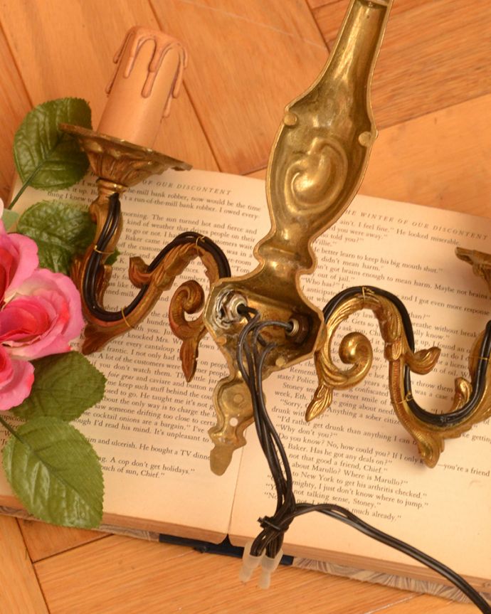 壁付けブラケット　照明・ライティング　フランスのアンティーク壁付け照明、２灯タイプのウォールランプ（シャンデリア球付き）。。(k-1332-z)