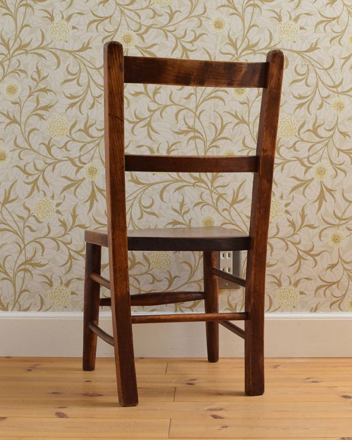 チャイルドチェアの後ろ姿