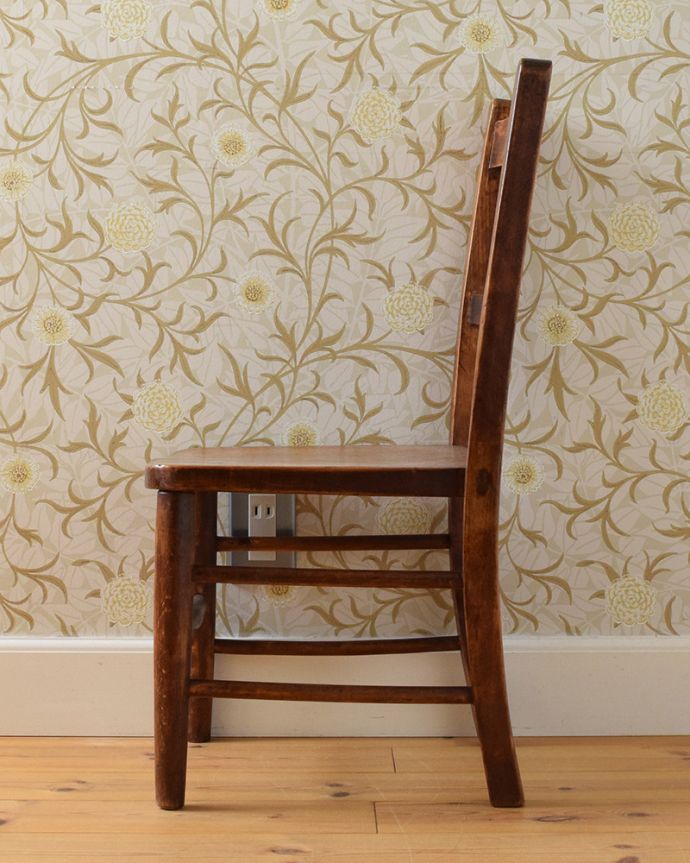 チャイルドチェアの横顔