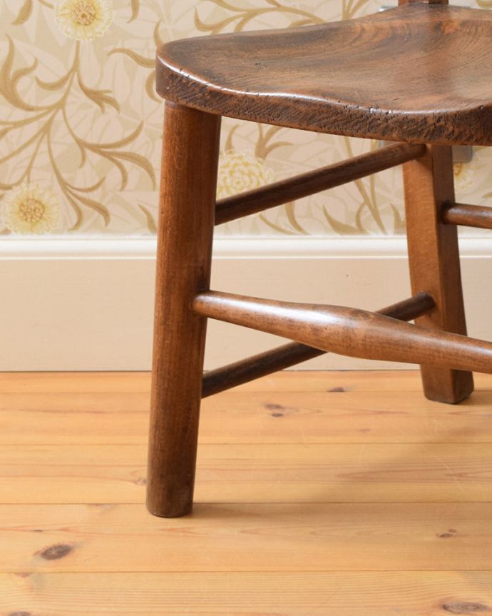 キッチンチェア　アンティーク チェア　木製のアンティーク子供の椅子、置いてあるだけで可愛い英国のチャイルドチェア 。しっかりメンテナンスをしているので、大柄な男性が座っても大丈夫です。(k-1337-c)