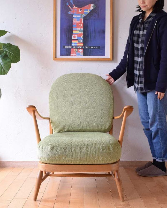 アーコールの家具　アンティーク チェア　アーコール社のアンティークソファ、1人掛けのラウンジチェア。アーコールらしいスッキリしたカッコよさシンプルな中にアーコールらしい職人技が見られるラウンジチェア。(k-1338-c)