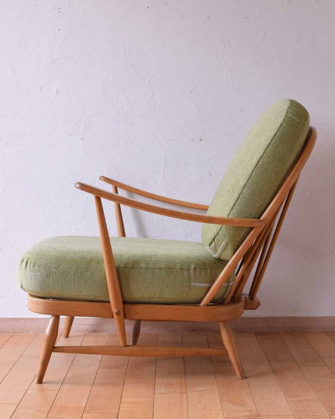 アーコールの家具　アンティーク チェア　アーコール社のアンティークソファ、1人掛けのラウンジチェア。横から見てもカッコイイ計算され作りたシンプルなフォルム。(k-1338-c)