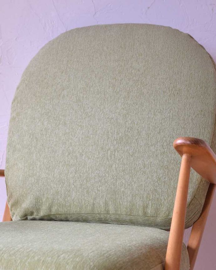 アーコールの家具　アンティーク チェア　アーコール社のアンティークソファ、1人掛けのラウンジチェア。包み込んでくれる背もたれ背もたれにもクッションが付いているので、ソファのように、ゆったりと背中を預けることができます。(k-1338-c)