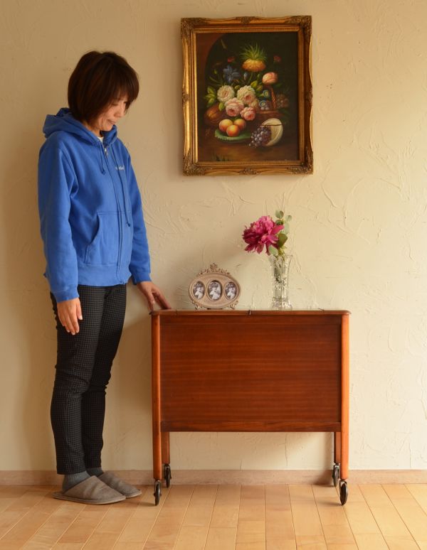 ロイドルームボックス アンティーク家具 機能的なヴィンテージの北欧系家具、キャスター付きのカクテルキャビネット。圧迫感がなく小ぶりなカクテルキャビネット。(k-1340-f)