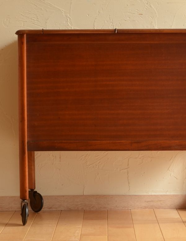 ロイドルームボックス アンティーク家具 機能的なヴィンテージの北欧系家具、キャスター付きのカクテルキャビネット。サイドテーブルとしてもピッタリの高さ。(k-1340-f)