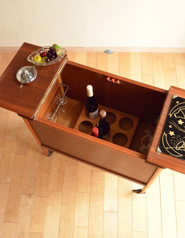 ロイドルームボックス アンティーク家具 機能的なヴィンテージの北欧系家具、キャスター付きのカクテルキャビネット。開くと細かい収納になっています。(k-1340-f)