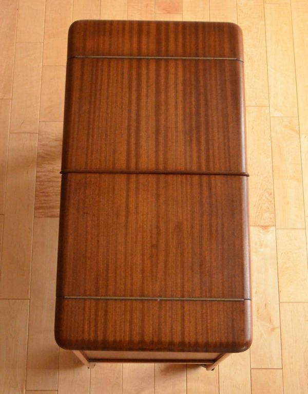 ロイドルームボックス アンティーク家具 機能的なヴィンテージの北欧系家具、キャスター付きのカクテルキャビネット。天板です。(k-1340-f)