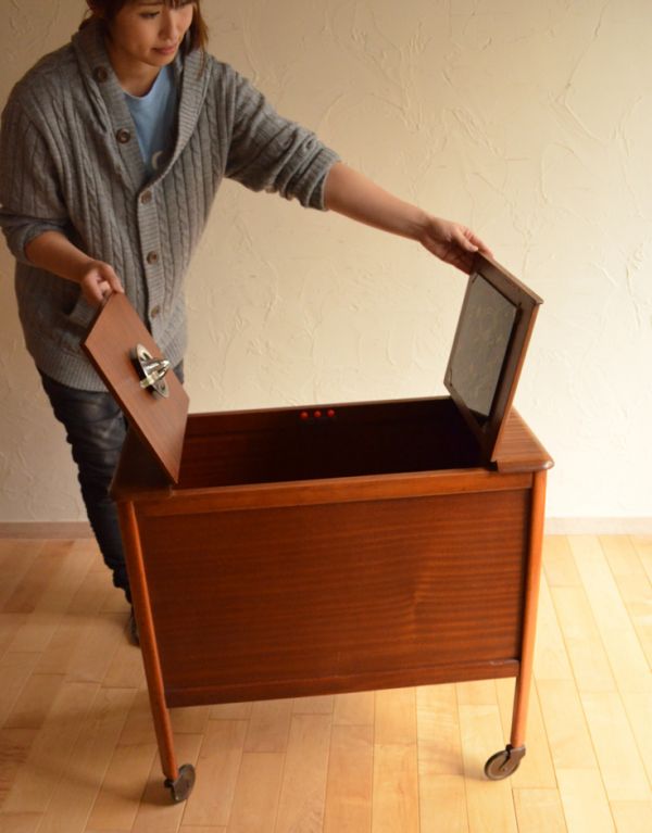 ロイドルームボックス アンティーク家具 機能的なヴィンテージの北欧系家具、キャスター付きのカクテルキャビネット。中も修復してあるので、実用的になんでも入れて頂けます。(k-1340-f)