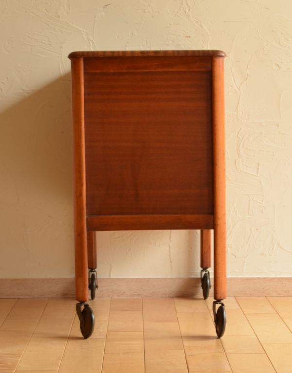 ロイドルームボックス アンティーク家具 機能的なヴィンテージの北欧系家具、キャスター付きのカクテルキャビネット。サイドから見てもキレイな状態です。(k-1340-f)
