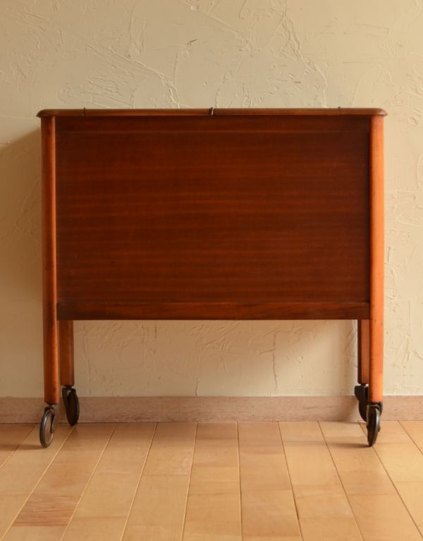 ロイドルームボックス アンティーク家具 機能的なヴィンテージの北欧系家具、キャスター付きのカクテルキャビネット。きちんとメンテナンスしてあるので、裏側もキレイです。(k-1340-f)