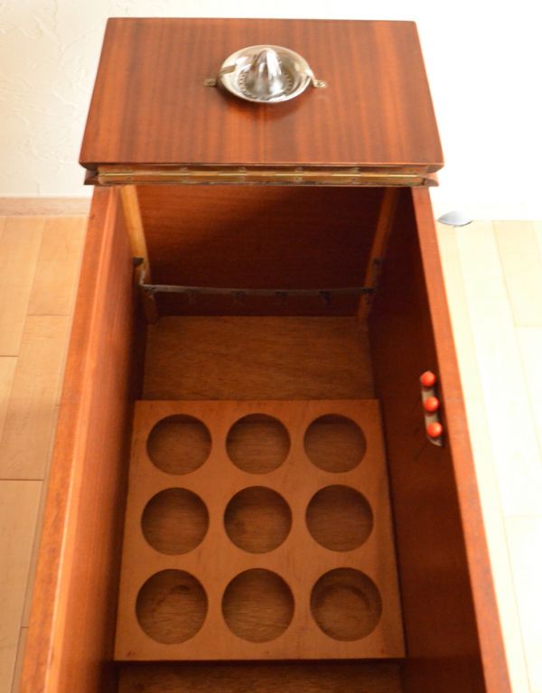 ロイドルームボックス アンティーク家具 機能的なヴィンテージの北欧系家具、キャスター付きのカクテルキャビネット。9本のワインが入ります。(k-1340-f)