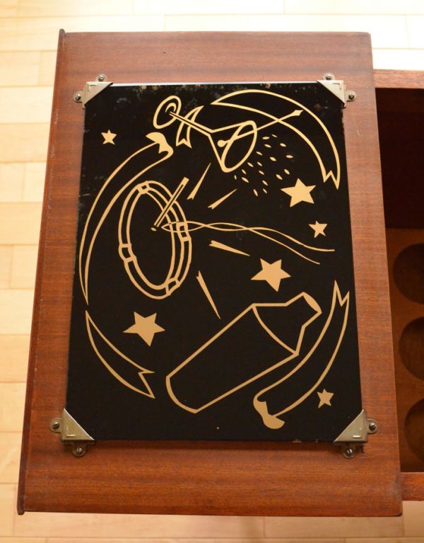 ロイドルームボックス アンティーク家具 機能的なヴィンテージの北欧系家具、キャスター付きのカクテルキャビネット。扉の裏にはこんなお洒落なボードが付いていました。(k-1340-f)