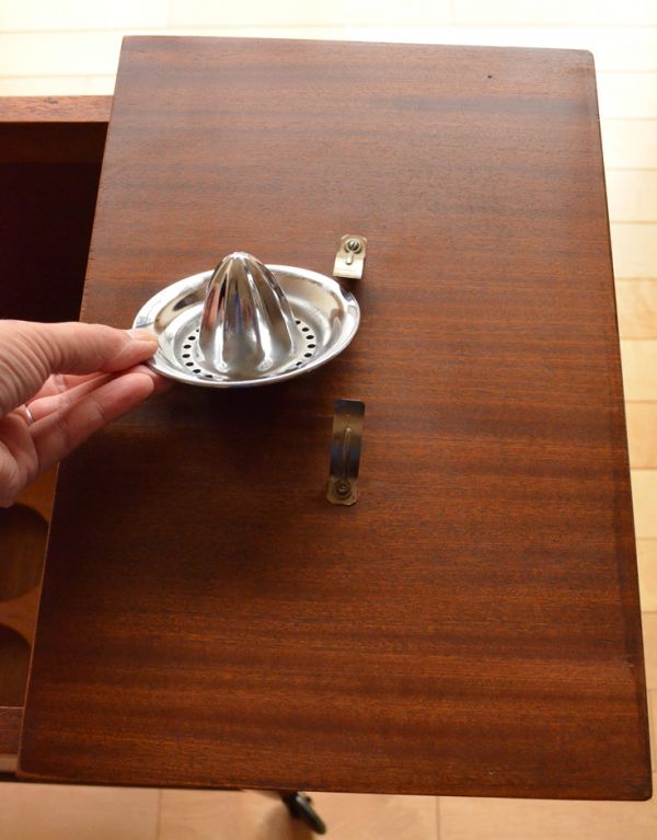 ロイドルームボックス アンティーク家具 機能的なヴィンテージの北欧系家具、キャスター付きのカクテルキャビネット。レモンやグレープフルーツを絞る時に使うスクイザーまでセットになっています。(k-1340-f)