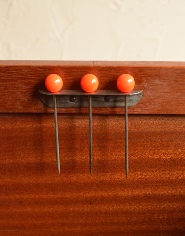 ロイドルームボックス アンティーク家具 機能的なヴィンテージの北欧系家具、キャスター付きのカクテルキャビネット。扉の内側には、このようにピックが3本付いています。(k-1340-f)