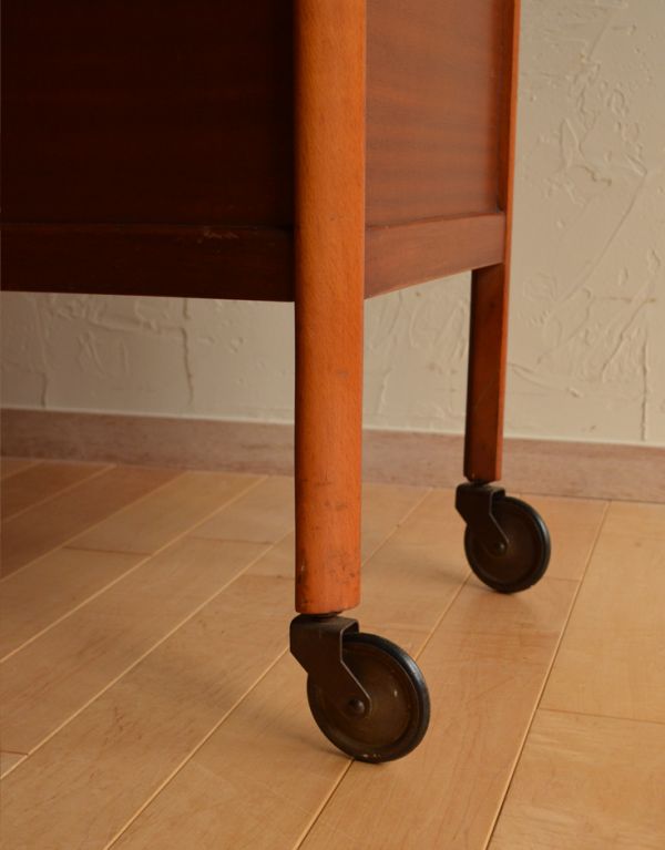 ロイドルームボックス アンティーク家具 機能的なヴィンテージの北欧系家具、キャスター付きのカクテルキャビネット。キャスター付きなので、移動もラクラクです。(k-1340-f)