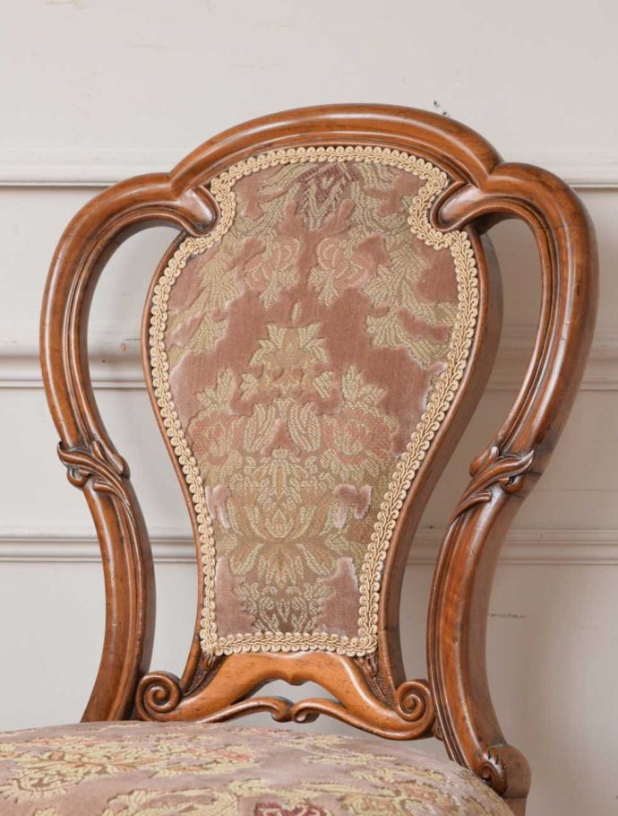 背もたれが美しいアンティークの椅子