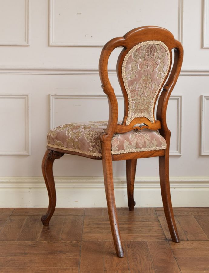 アンティークのサロンチェアの後ろ姿