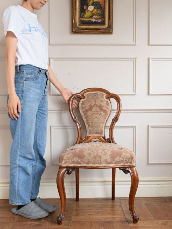 アンティークのバルーンバックチェア