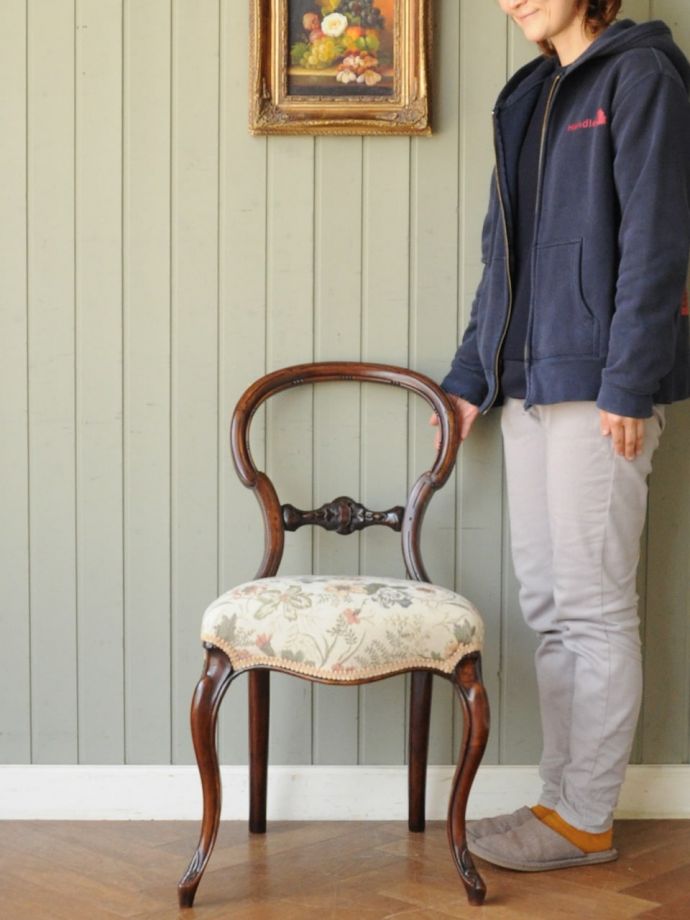 アンティークのバルーンバックチェア