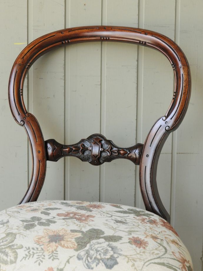 背もたれが美しいアンティークの椅子