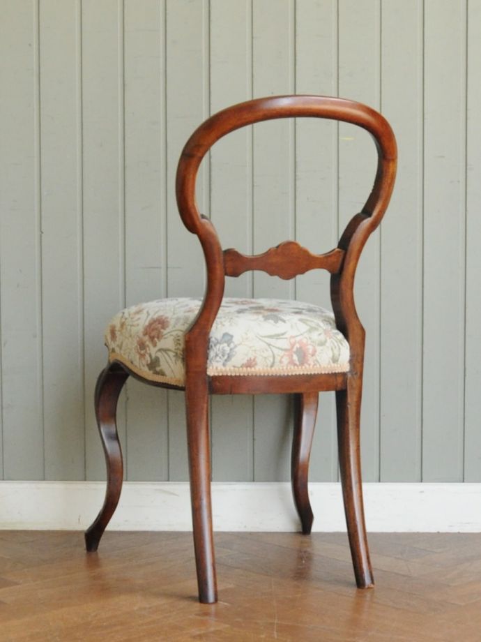 アンティークのサロンチェアの後ろ姿