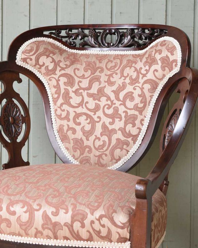 サロンチェア アンティーク チェア 美しすぎる彫が自慢、英国生まれのアンティークのアームチェア。アンティークらしい背もたれの装飾上質な雰囲気を漂わせる細かい彫。(k-1344-c)