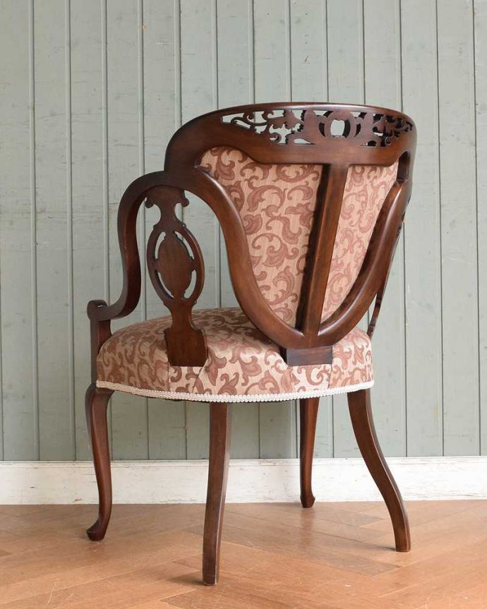 サロンチェア アンティーク チェア 美しすぎる彫が自慢、英国生まれのアンティークのアームチェア。しっかり修復したので、後ろ姿にも自信がありますいろんな修復方法がありますが、Handleでは専門の職人が一度、全てをバラしてから丁寧に組み上げているのでクオリティが違います。(k-1344-c)