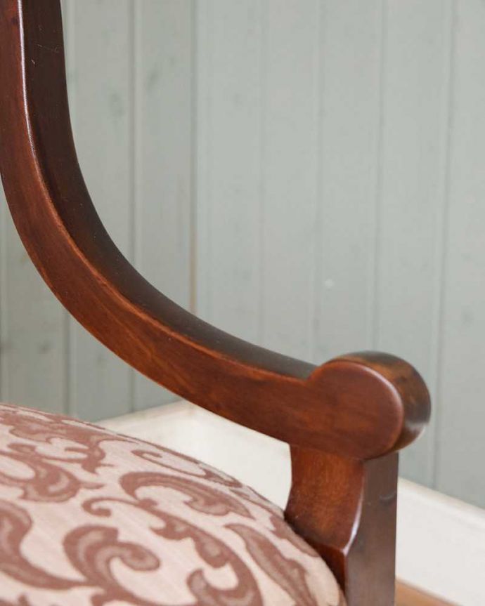 サロンチェア アンティーク チェア 美しすぎる彫が自慢、英国生まれのアンティークのアームチェア。アーム部分にも注目肘を掛けておけるアームチェアは座ったときにやっぱりラク。(k-1344-c)