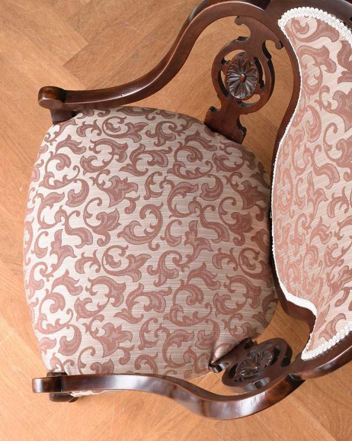 サロンチェア アンティーク チェア 美しすぎる彫が自慢、英国生まれのアンティークのアームチェア。新しく貼り替えました修復の際、座面の生地も新しいものに貼り替えてあります。(k-1344-c)