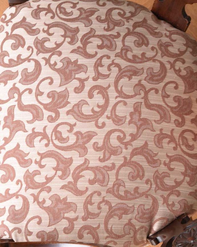 サロンチェア アンティーク チェア 美しすぎる彫が自慢、英国生まれのアンティークのアームチェア。生地もこだわって選びました椅子の優雅さをそのままにしておきたくて、座面の生地選びにもこだわりました。(k-1344-c)