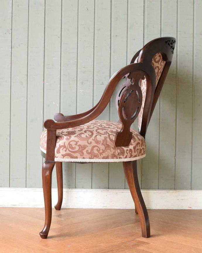 サロンチェア アンティーク チェア 美しすぎる彫が自慢、英国生まれのアンティークのアームチェア。横から見ても優雅な立ち姿しっかり組み直してあるので、横から見てもキレイです。(k-1344-c)