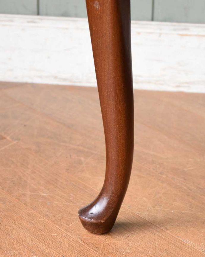 サロンチェア アンティーク チェア 美しすぎる彫が自慢、英国生まれのアンティークのアームチェア。床を滑らせて移動出来ますHandleではアンティークチェアの脚の裏にフェルトキーパーをお付けしています。(k-1344-c)