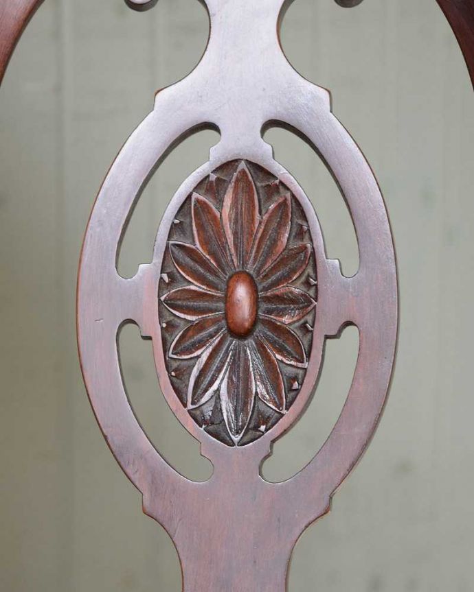 サロンチェア アンティーク チェア 美しすぎる彫が自慢、英国生まれのアンティークのアームチェア。細部にまでこだわりがアームの後ろまで豪華に彫りが施されています。(k-1344-c)