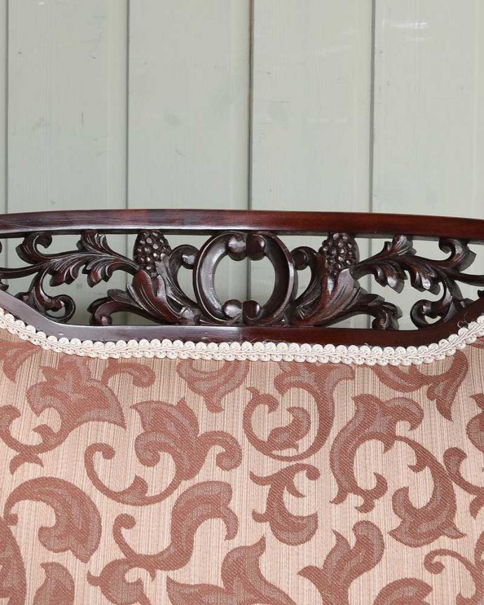 サロンチェア アンティーク チェア 美しすぎる彫が自慢、英国生まれのアンティークのアームチェア。うっとりするほど細かい細工まだ機械の発達していない時代に、手作業で作られた細かい細工。(k-1344-c)