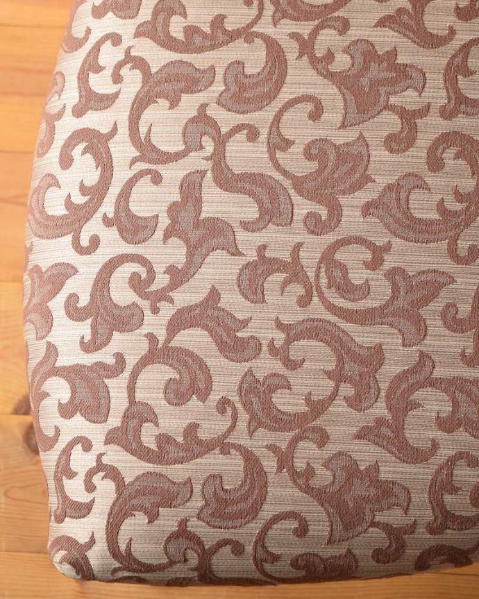 サロンチェア　アンティーク チェア　背もたれの装飾が美しい英国輸入椅子、マホガニー材のナーシングチェア。生地のセレクトにもこだわりました優雅なアンティークチェアの雰囲気をそのままに、一番似合う貼り座をじっくり選びました。(k-1345-c)