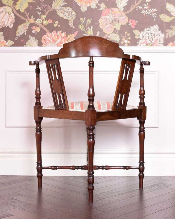 ダイニングチェア アンティーク チェア お部屋の角に置くだけで絵になる象嵌、美しいマホガニー材のコーナーチェア。しっかり修復したので、後ろ姿にも自信がありますいろんな修復方法がありますが、Handleでは専門の職人が一度、全てをバラしてから丁寧に組み上げているのでクオリティが違います。(k-1347-c)