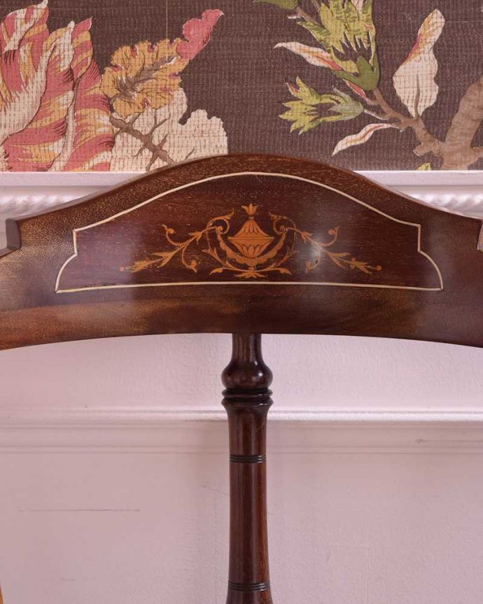 ダイニングチェア アンティーク チェア お部屋の角に置くだけで絵になる象嵌、美しいマホガニー材のコーナーチェア。華やかな象嵌の模様木を組み合わせることで作る象嵌で描かれた模様。(k-1347-c)