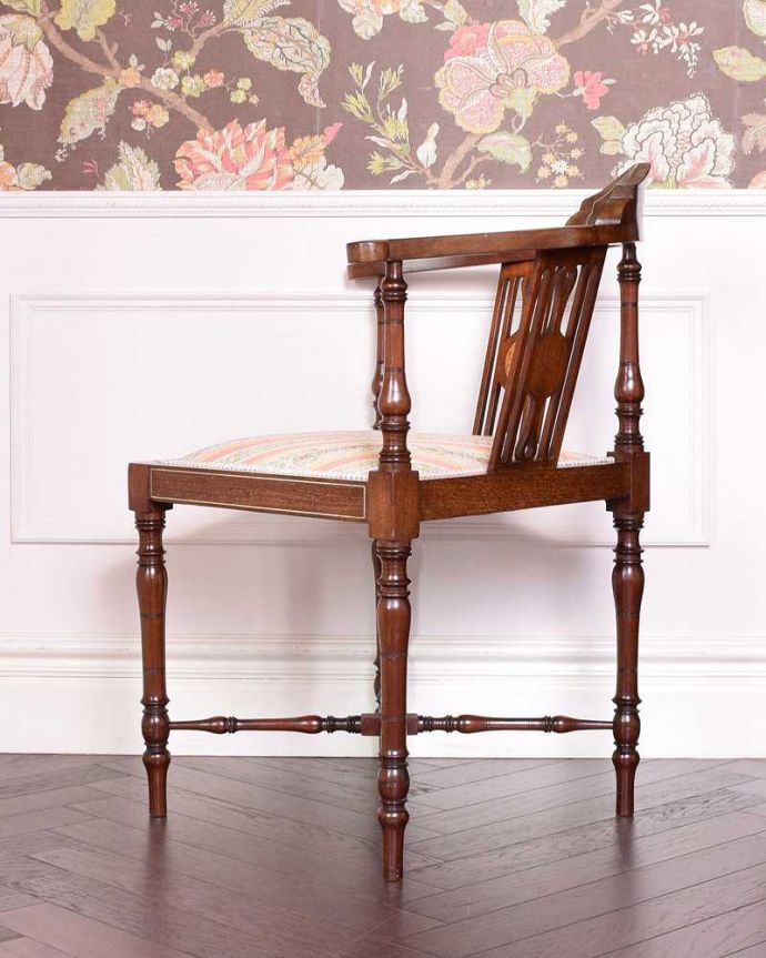 ダイニングチェア アンティーク チェア お部屋の角に置くだけで絵になる象嵌、美しいマホガニー材のコーナーチェア。横から見ても優雅な立ち姿もちろん、横から見た姿も優雅で美しいんです。(k-1347-c)