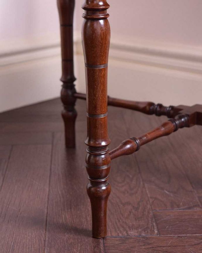 ダイニングチェア アンティーク チェア お部屋の角に置くだけで絵になる象嵌、美しいマホガニー材のコーナーチェア。床を滑らせて移動出来ますHandleではアンティークチェアの脚の裏にフェルトキーパーをお付けしています。(k-1347-c)