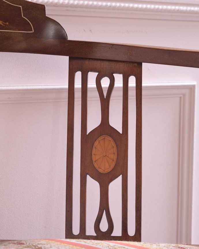 ダイニングチェア アンティーク チェア お部屋の角に置くだけで絵になる象嵌、美しいマホガニー材のコーナーチェア。美しさの極みを堪能して下さい高級材で描かれた美しく柔らかなフォルム。(k-1347-c)